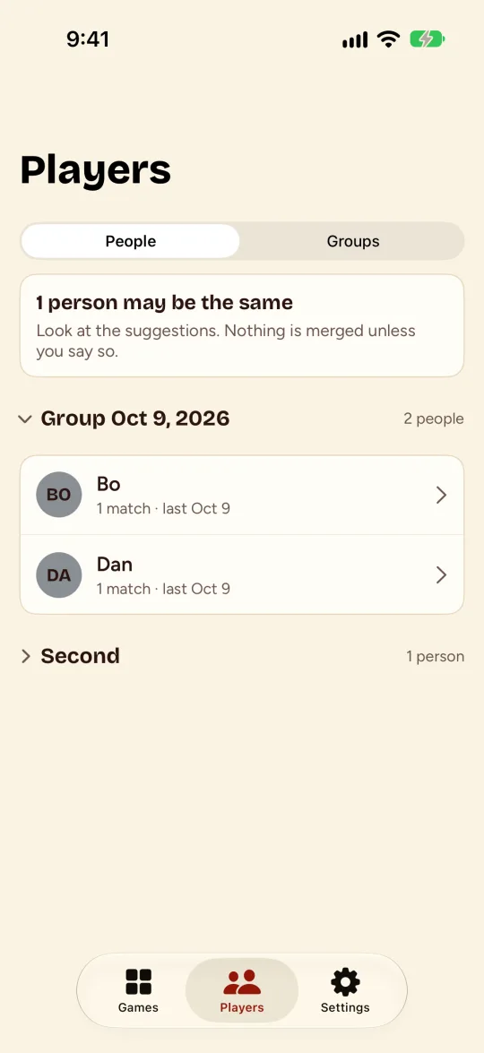 La app sugiere que dos personas son la misma.